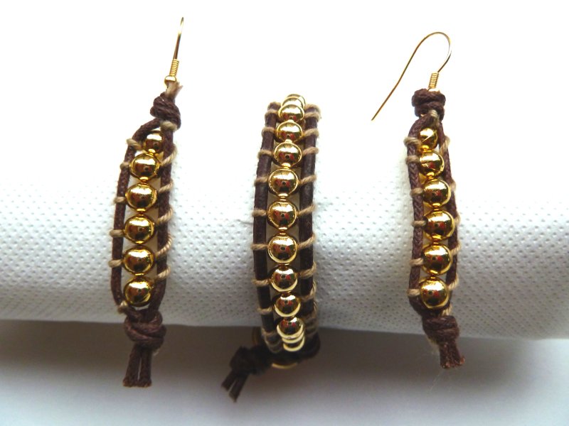 Chan Luu : parure braccialetto e orecchini cuoio marrone, filo di cotone, perline dorate