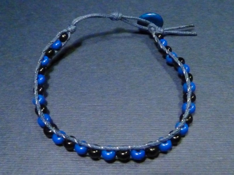 Chan Luu : cotone cerato blue e filo di nylon, perline in vetro bottone  in metallo