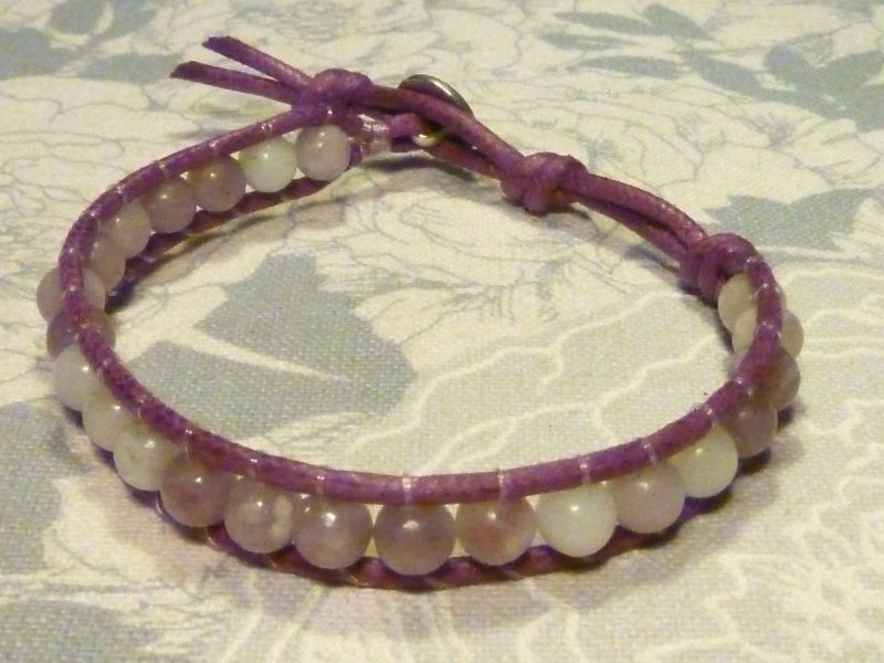 Chan Luu : cotone cerato viola e filo di nylon, perline in fuorite bottone  in metallo