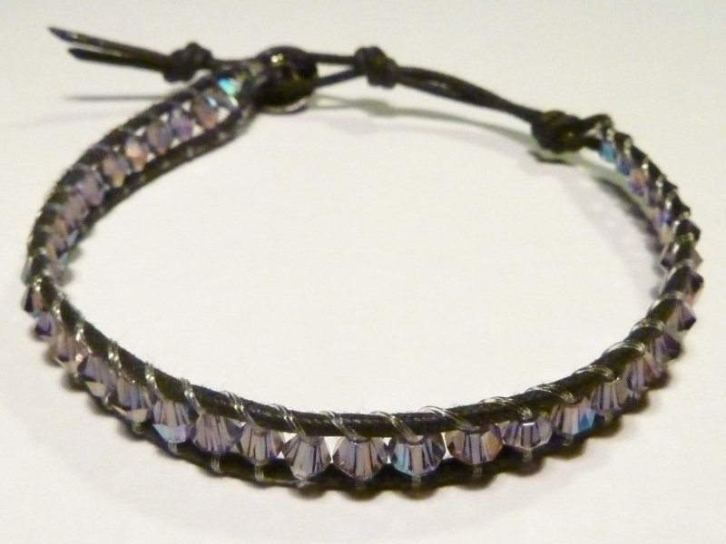 Chan Luu : cotone cerato nero e filo di nylon, perline in cristallo bottone  in metallo