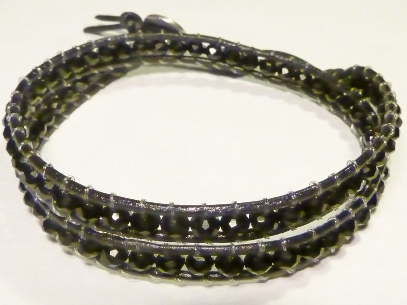 Chan Luu : cuoio nero e filo di nylon, perline in cristallo sfaccettato bottone  in metallo