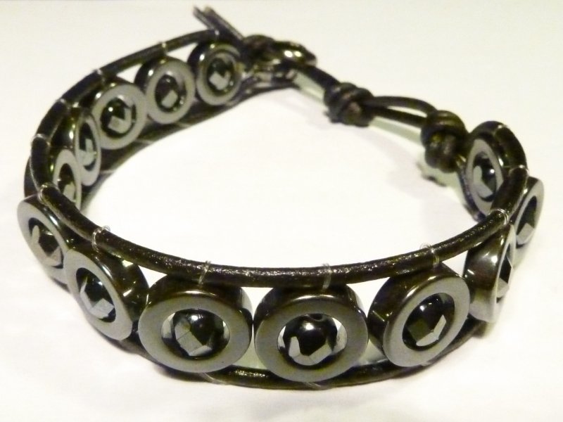 Chan Luu : cuoio nero e filo di nylon, perline in ematite bottone  in metallo